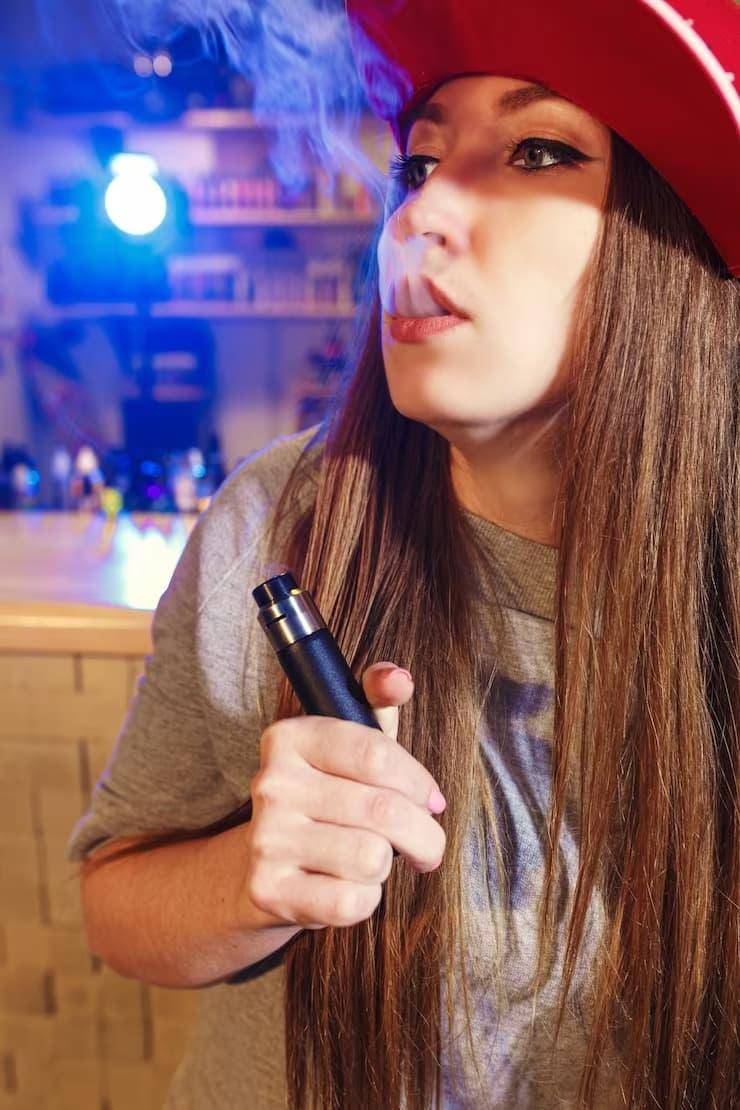 E-Cigi risks and benefits explained as e-cigarette effects revealed for E-Cigi users